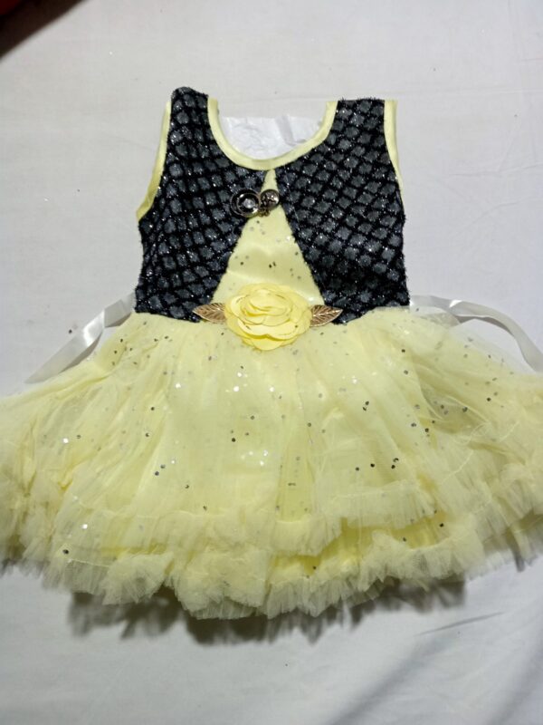 Premium quality Fashion Frok For kides product
(Size 12Month to 18 Month  kide)